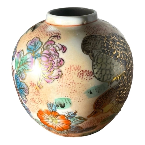 Vintage Chinese Export Hand
Painted Partridge &
Chrysanthemums Vase 5 1/4" Tall - Picture 5 of 12